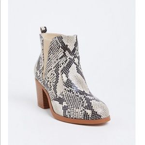 SNAKESKIN PRINT FAUX LEATHER WESTERN BOOTIE (7.5W)